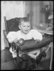 Tuntematon vauva istuu syöttötuolissa, 1915-1916