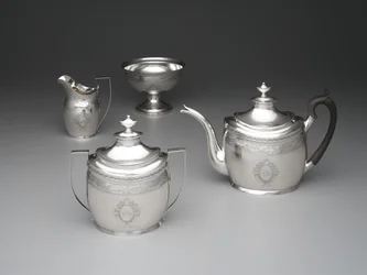 Teekannu, kermavaahto, jäteastia ja sokerikulho, n. 1795 (hopeaa ja kovapuuta)