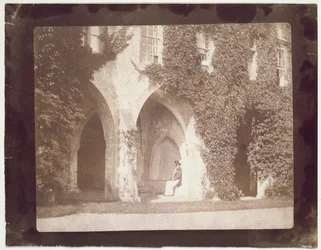 Pastori Calvert Jones istumassa Lacock Abbeyn luostarikäytävässä, c.1847