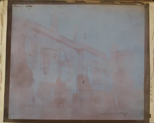 Lacock Abbeyn eteläinen julkisivu ja Sharingtonin torni