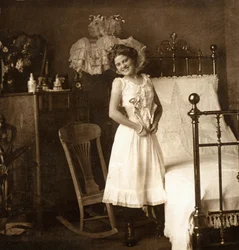 "Oh That Corset" "Oopperan jälkeen", n. 1900 (seepiakuva) (katso myös 473262)