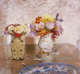 Dos gerros de flors i un plat blau
