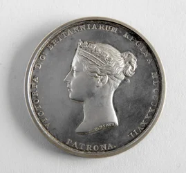 R.A. mitali myönnettiin George Framptonille 10.12.1884 parhaasta figuurimallista (metalli)