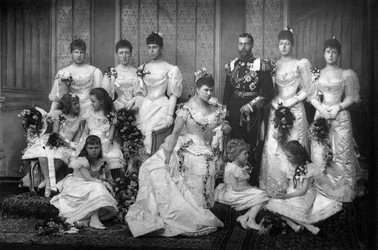 Yorkin herttua ja herttuatar ja morsiusneidot, 1893.