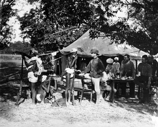Alkuperäiskansan shikarialaiset tuovat uutisia tiikeristä, noin 1870-luku.