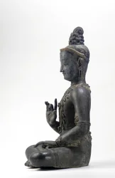 Nepalilais-kiinalaistyylinen bodhisattva (lakka, kangas, jäljet sinisestä, kullasta ja vihreästä maalista ja kultalehtiä)