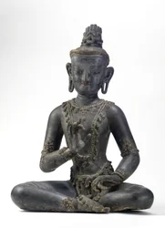 Nepalilais-kiinalaistyylinen bodhisattva (lakka, kangas, jäljet sinisestä, kullasta ja vihreästä maalista ja kultalehtiä)