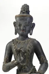 Nepalilais-kiinalaistyylinen bodhisattva (lakka, kangas, jäljet sinisestä, kullasta ja vihreästä maalista ja kultalehtiä)