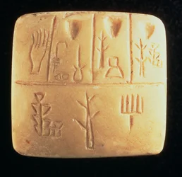 00321 Tabletti, jossa kuvakirjoitus, Mesopotamia, 4. vuosisadan loppu eKr. (kalkkikivi)