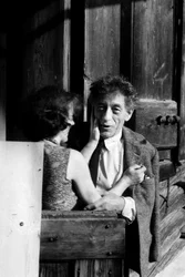 Alberto Giacometti kotonaan ja työhuoneessaan vaimonsa Annette Armin kanssa