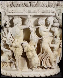 Kaiverrettu pylväspääkaupunki, jossa Pan kiusaa kasvattavaa vuohia viinirypäletertulla ja maenad-lyönnillä tamburiinilla, italialainen, Roomasta, n. 180-220 (marmori, penteelinen kreikkalainen tai italialainen Carrera) (83318:n yksityiskohta, katso myös 83