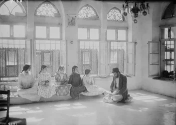 Lapset ja opettaja samarialaisen koulun Nablusissa, n. 1920 (mv/w valokuva)