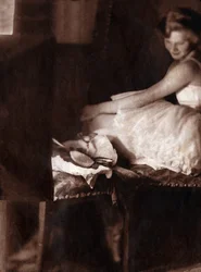 Klassinen tanssija pukeutuu majassaan. 1929 (painettu)
