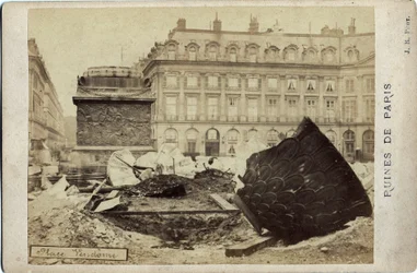Pariisin kunta (1871): Place Vendomen rauniot Pariisissa. Valokuvaus 1871. Mitat 16,5x10,8 cm