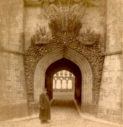Vartija Penan palatsin (Palacio da Pena) sisäänkäynnin ulkopuolella, Sintra, Lissabon, Portugali n. 1888 (kuva)