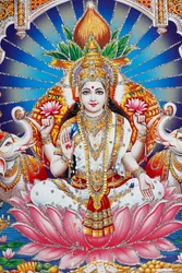 Lakshmi, Vishnun puoliso, on vaurauden, hyvän onnen ja kauneuden jumalatar.