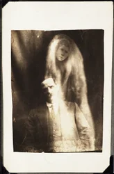 Paranormaali ilmiö: muotokuva miehestä ja hänen vaimonsa henki ilmestyy hänen taakseen, noin 1920 Valokuva: William Hope (1863-1933)