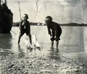 Rantakohtaus, muotokuva kahdesta pojasta, noin 1900-1905