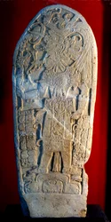 Stela 4 Machaquilasta, Peten, Guatemala, myöhäisklassinen aika, 6. toukokuuta 820 jKr (kivi)