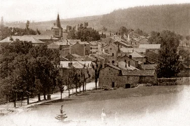 Saint-Bonnet-le-Froidin kylä 1900-luvun alussa (postikortti)