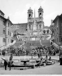 Näkymä Piazza di Spagnalle: etualalla on Fontana della Barcaccia, portaiden takana obeliski ja Trinità dei Montin kirkko.