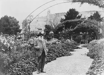 Claude Monet (1840-1926) puutarhassaan Givernyssä, 1925