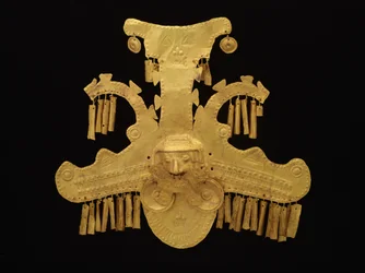 Päähine, jonka päitä reunustavat harjakrokotiilit, Yotoco-kausi, n. 100-700 (kulta)