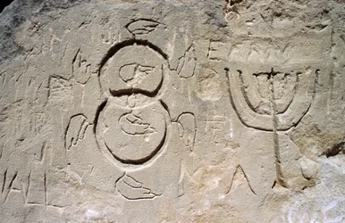 Kaiverrukset (seitsemänhaarainen kynttelikkö tai menora), lähellä Church in Rockia (Agia Agathin luolakirkko), lähellä Harakia (Charaki), Rodoksen saari, Kreikka (kuva)