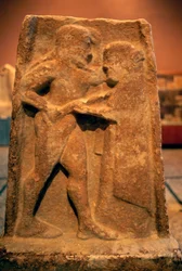 Stele kohokuviolla, joka kuvaa Agamemnonia ja Clytemnestraa, kreikkalaista sivilisaatiota, 6. vuosisadalla eaa.
