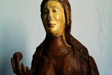 Naishahmo, puinen patsas