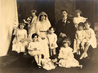 Ryhmäkuva Lady Dorothy Cavendishin ja Harold Macmillanin hääpäivänä